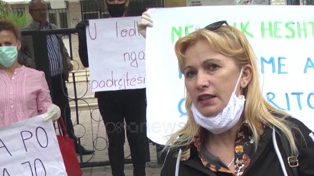 Ora News - Punonjëset e fasonerisë i zënë derën Tatimeve në Durrës: Duam pagën e luftës