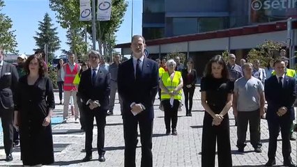 Скачать видео: La instituciones guardan un minuto de silencio por las víctimas del Covid en el último día de luto decretado por el Gobierno