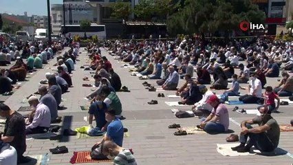 Esenyurt Meydanında sosyal mesafeli Cuma namazı