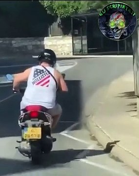 Un Italien conduit son petit scooter comme si c’était une MotoGP