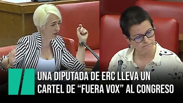 Una diputada de ERC muestra un cartel de fuera Vox en el Congreso