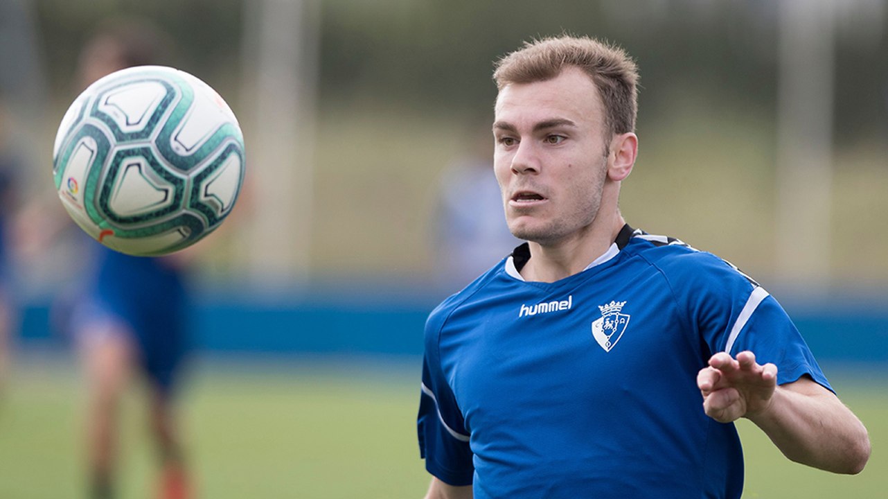 Declaraciones del jugador de Osasuna Toni Lato en las instalaciones de Tajonar