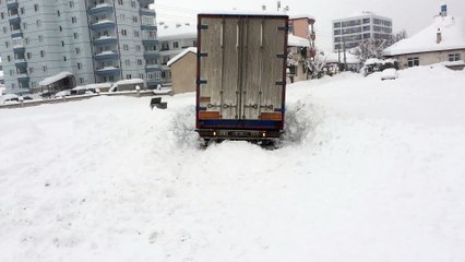 Karda zor durumda kalan tır