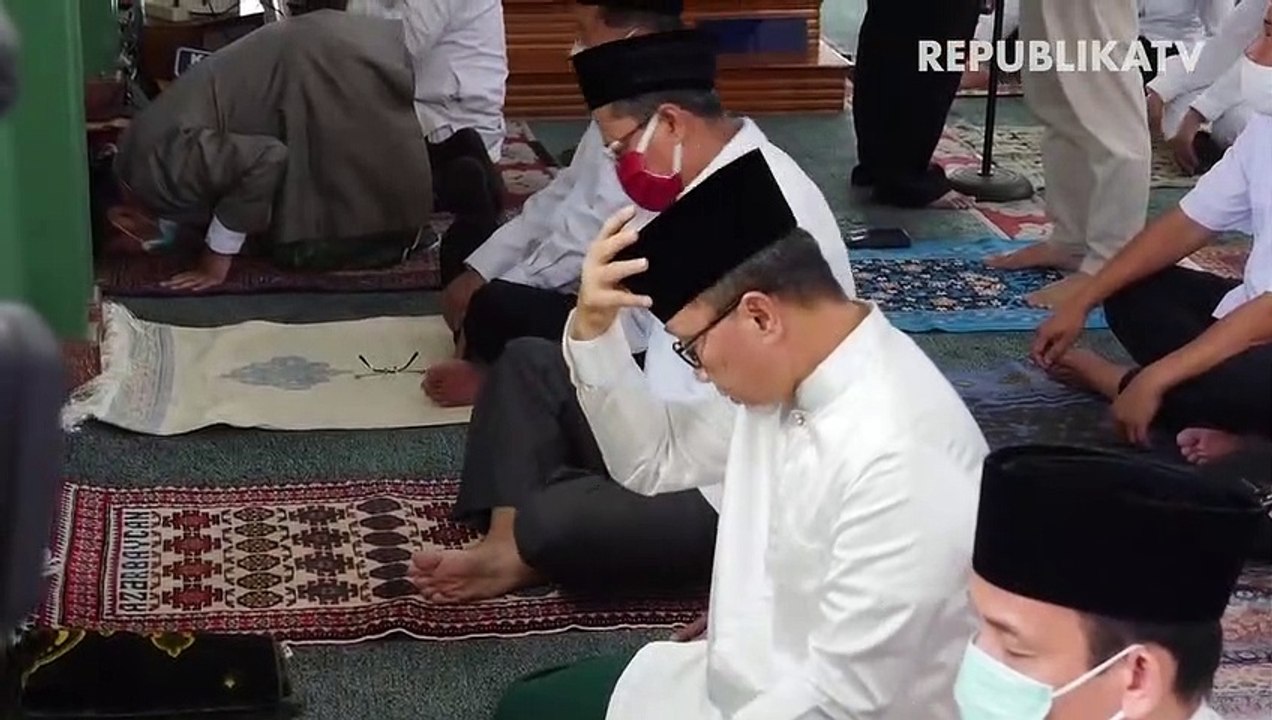 Ketua Dewan Masjid Indonesia (DMI) Jusuf Kalla (JK) dan sejumlah tokoh melaksanakan ibadah shalat Jumat perdana pada masa transisi PSBB DKI Jakarta di Masjid Agung Al-Azhar, Jakarta Selatan.
