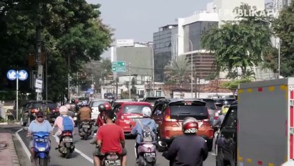 Petugas gabungan memasang plang pemberitahuan pemeriksaan penerapan Pembatasan Sosial Berskala Besar (PSBB) .