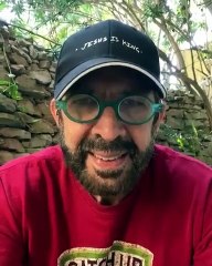 Juan Luis Guerra pide a todos seguir quedandose en casa y mantener las normas de higiene