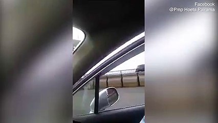 Une femme s'arrête au milieu d'un pont pour twerker