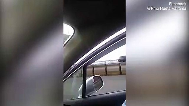 Une femme s'arrête au milieu d'un pont pour twerker