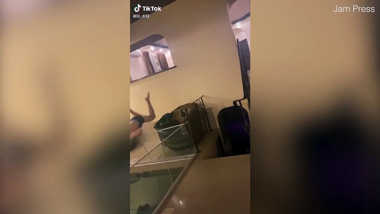 Aïe ! Un homme plonge dans une piscine depuis sa fenêtre… et atterrit sur la barrière en verre