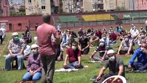 Futbol sahasında sosyal mesafeli cuma namazı