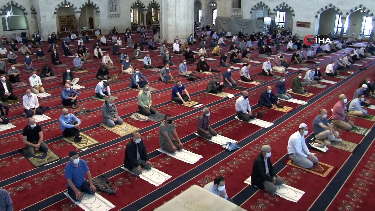 Kocatepe Camii'nde sosyal mesafeli Cuma Namazı