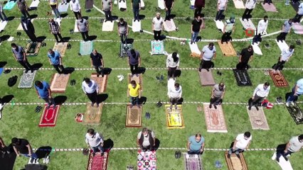 Cemaat cuma namazını statta kıldı