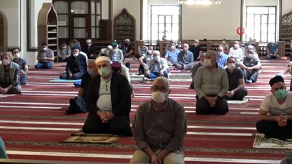 Ulucami Doldu Taştı, Vatandaş Avlu ve Parklarda Namaz Kıldı