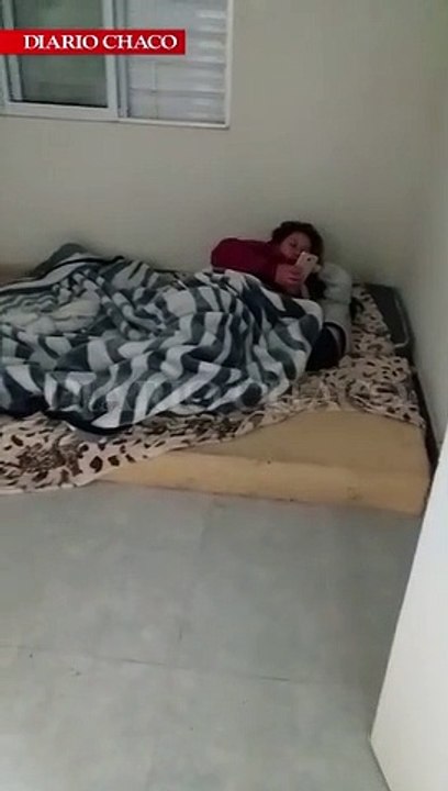 Aislados en Avia Terai: una familia reclama por el estado del centro municipal y pide volver a su casa