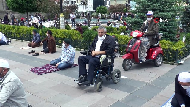 Erzurum’da yüzlerce vatandaş Cuma namazı kılmak için kent meydanlarına akın etti