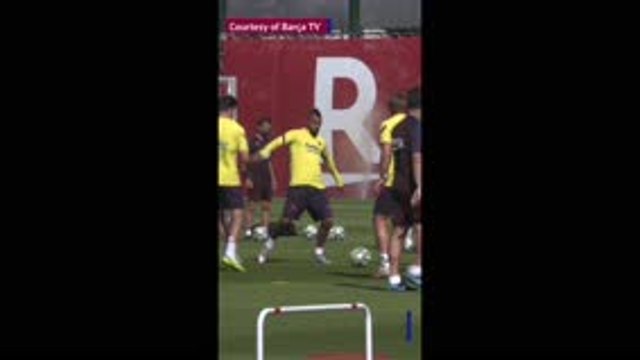 Barcelona train without injured Messi