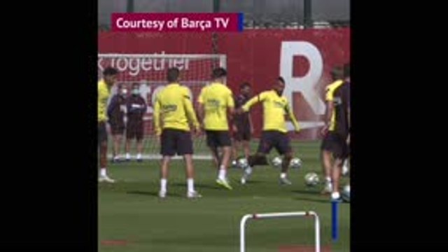 Barcelona train without injured Messi