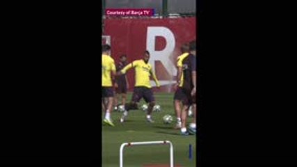 下载视频: Barcelona train without injured Messi