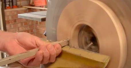 Cameron Porter réalise une sculpture originale entièrement en bois