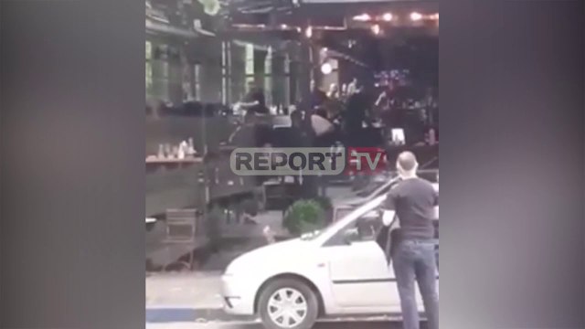 Report TV -Sherr me karrige e shishe mes të rinjve në zonën e Ish-Bllokut në Tiranë