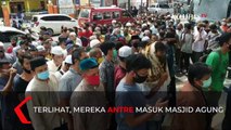 Salat Jumat, Warga Palembang Berdesak-desakan Antre di Depan Gerbang Masjid