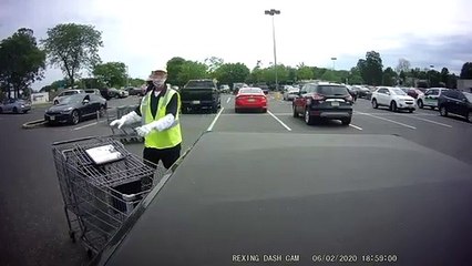 Employé de supermarché vs Chariots possédés