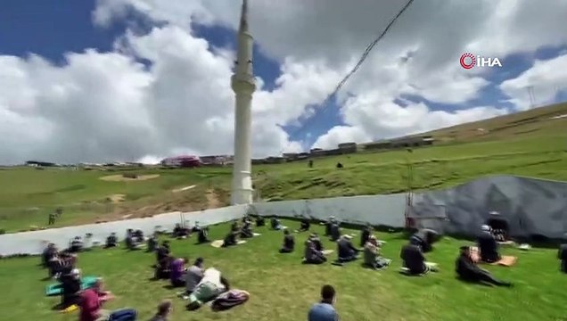 Üstü Açık Camide Sosyal Mesafeli Cuma Namazı Böyle Kılındı