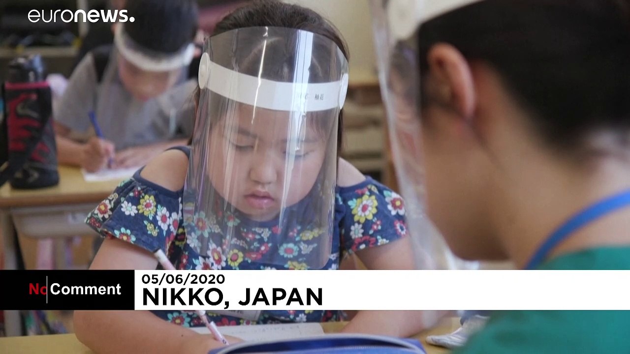 Japan: Mit Gesichtsschutz in den Klassenraum