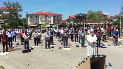 Bartın’da vatandaşlar Cuma Namazı için alanları doldurdu