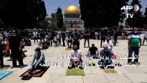 الفلسطينيون يؤدون صلاة الجمعة في المسجد الأقصى بعد إعادة فتحه