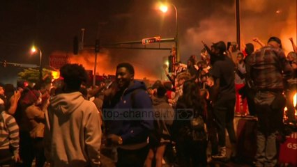 Top News - SHBA rindizet protesta/ Policia hedh të moshuarin në tokë