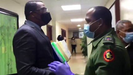 Diputado Pedro Botello escenifica incidente al tratar de entrar cartelón a favor del 30% AFP