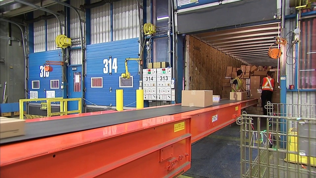 Postes Canada continue de crouler sous les colis