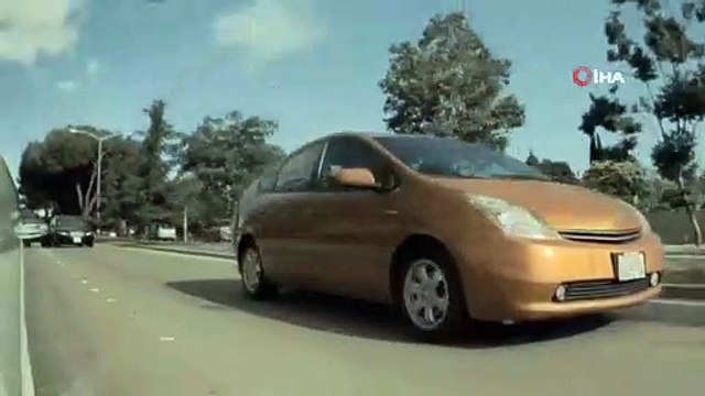 - ABD’de ilginç trafik kazası araç kamerası tarafından kaydedildi- Kendisine yol vermeyen otomobile çarpan araç yoldan çıkarak ağaç ve direkleri devirdi