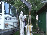Installation of a statue of the Sacred Heart of Jesus (650 kg) - (2m80)  Film by JC Guerguy Ciné Art Loisir
