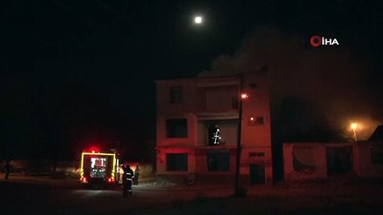 Elazığ'da depremde hasar gören binada yangın çıktı