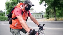 متطوعون على دراجاتهم الهوائية يسلمون مرضى السكري في بشكيك أدويتهم