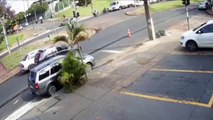 Dois acidentes entre carro e moto são registrados em sequência, no mesmo local, em Londrina; veja o vídeo