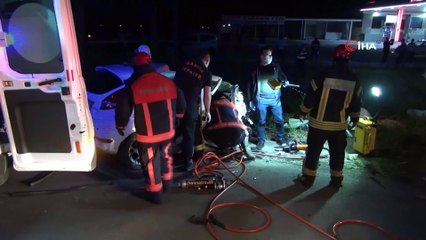 Karşı şeride giren otomobil otobüsün altına girdi: 2 ölü