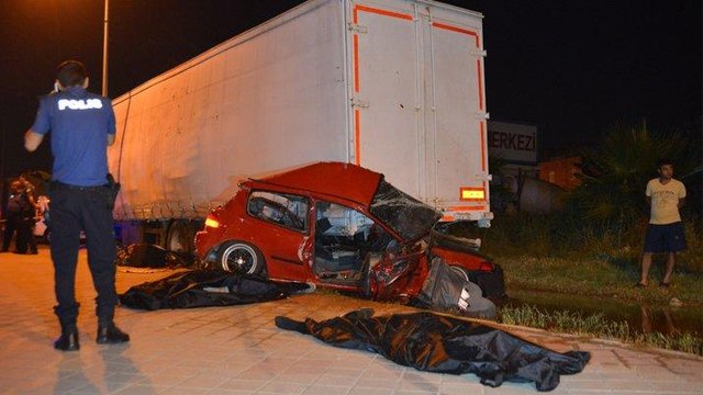 Kontrolden çıkan otomobil yol kenarına bırakılan dorseye çarptı: 2 ölü