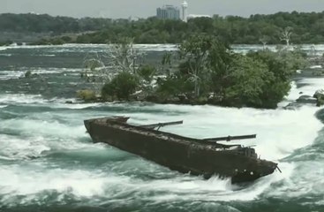 Coincée depuis un siècle dans les chutes du Niagara, cette épave se rapproche du précipice