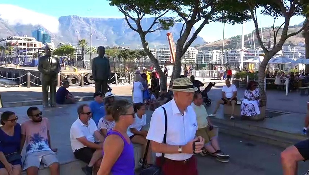 Il joue de TOUS les instruments dans la rue et les sample !