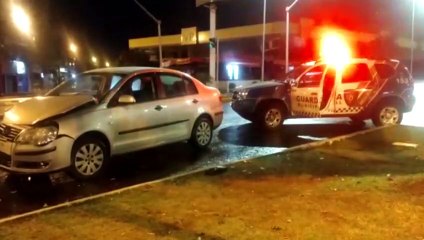 Carros batem no cruzamento da Brasil com a Barão do Cerro Azul, no Centro
