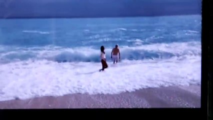 Palasë/ Momenti kur dallga përplas Vittorio Sgarbi-n, e ndihmojnë e bija dhe roja i shpëtimit