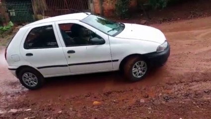 Vídeo mostra carro tentando subir rua cheia de lama no bairro Santa Felicidade