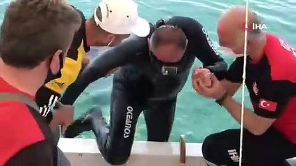 Belediye başkanı denize dalıp çöp topladı