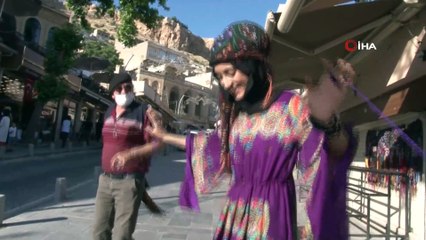 Ayakkabı bağcıkları ile sosyal mesafe oluşturup halay çektiler