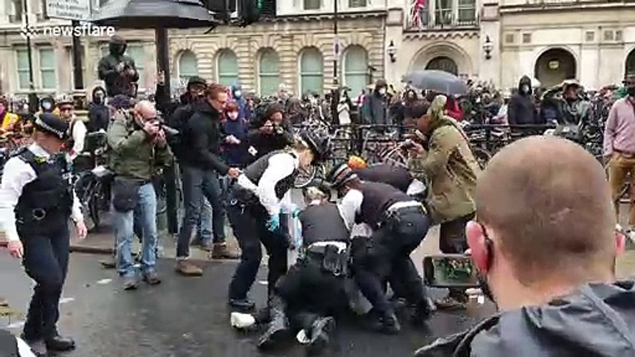 Police in central London wrestle BLM protester to ground after he "kicked out at officer"