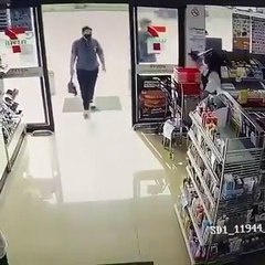 Funcionária baralha-se e desinfeta os olhos de cliente com spray desinfetante