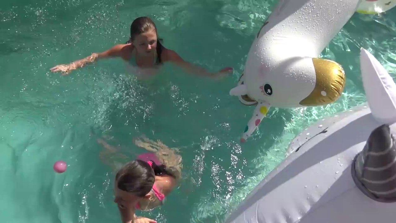 Sophia Isabella e Alice Brincando com Gigante Unicornio